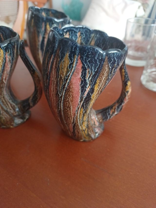 Juego antiguo de 5 jarras .