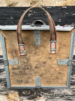Antigua caja de munición