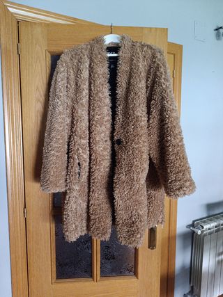 Abrigo pelo rizado
