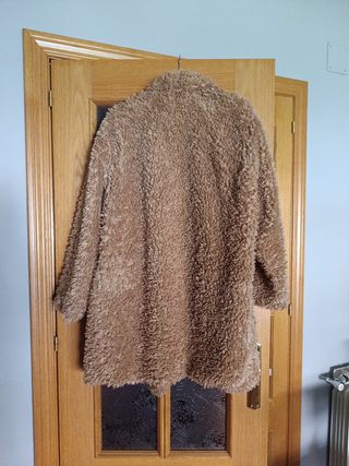Abrigo pelo rizado