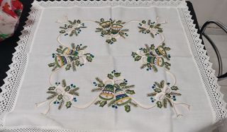 Centrotavola ricamato a mano