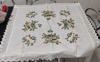 Centrotavola ricamato a mano