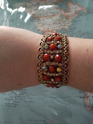 Pulsera de bisutería rígida.