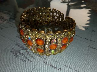 Pulsera de bisutería rígida.