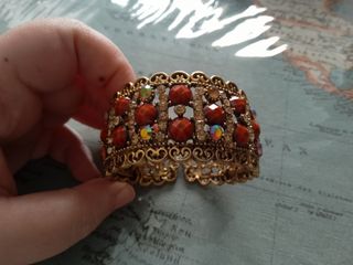 Pulsera de bisutería rígida.