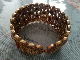 Pulsera de bisutería rígida.