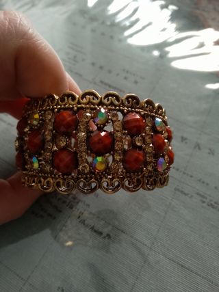 Pulsera de bisutería rígida.