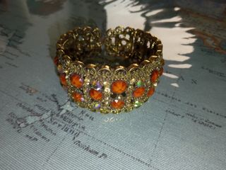 Pulsera de bisutería rígida.