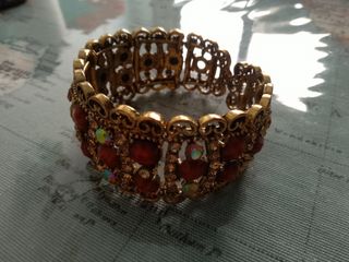 Pulsera de bisutería rígida.