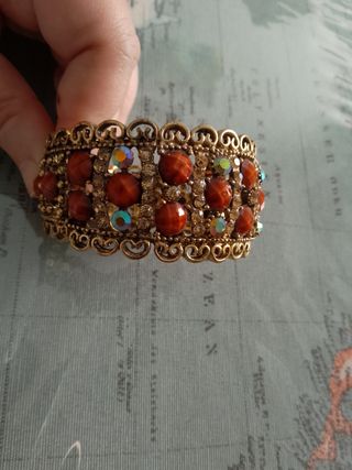 Pulsera de bisutería rígida.