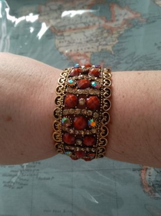Pulsera de bisutería rígida.