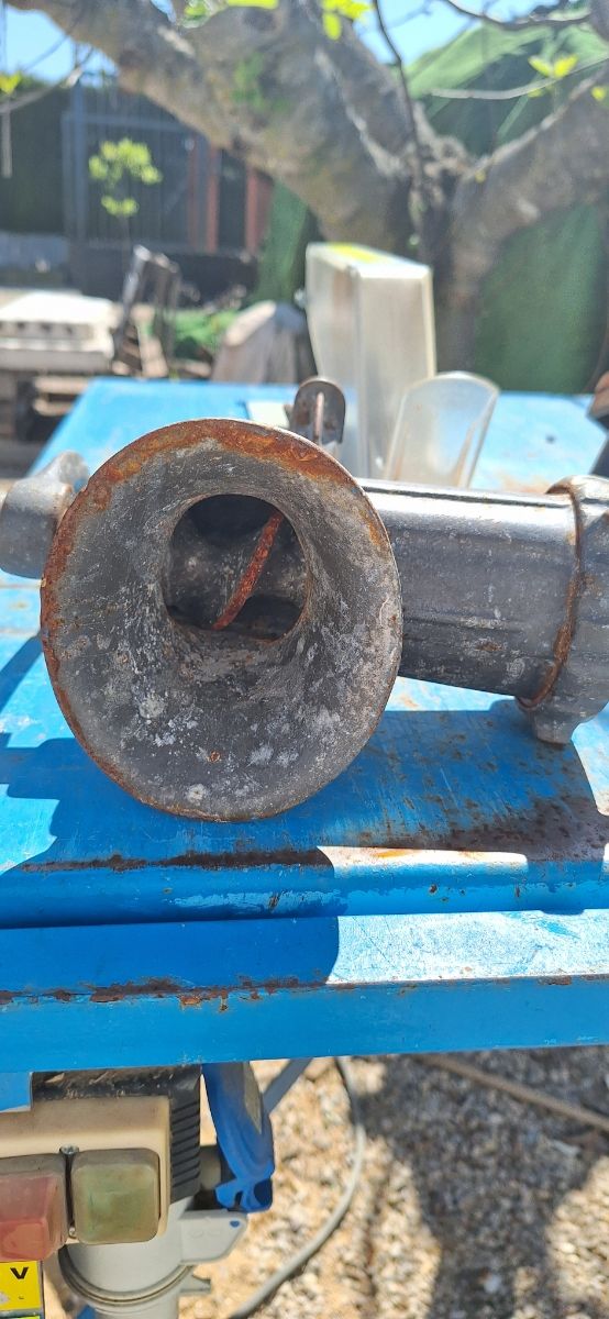 Picadora de carne antigua