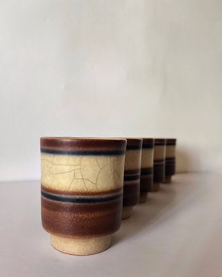 Jarra de gres y vasos a juego