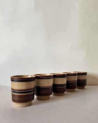 Jarra de gres y vasos a juego