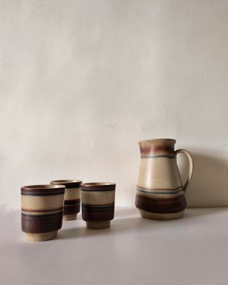 Jarra de gres y vasos a juego