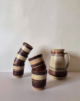 Jarra de gres y vasos a juego