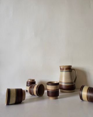 Jarra de gres y vasos a juego