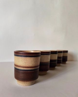 Jarra de gres y vasos a juego