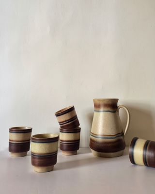 Jarra de gres y vasos a juego