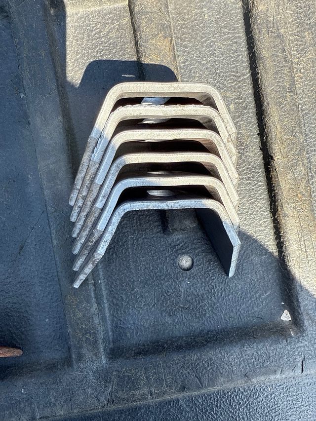 Orejetas para cajas o volquetes carrozados