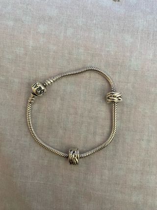 Pulsera pandora con dos charms separadores