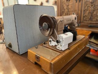 Maquina de coser SINGER electrica como nueva