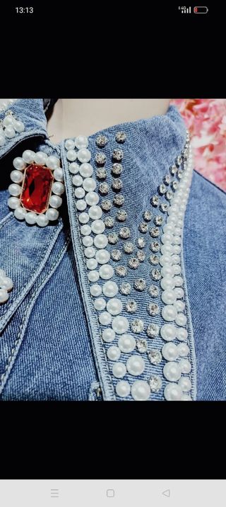 Camisa vaquera con pedrería y broches 