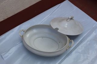 Sopera antigua de porcelana.
