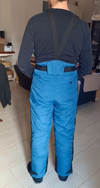 Salopetta uomo taglia M blu con inserti neri.