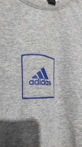 Camiseta Adidas tres bandas en los hombros