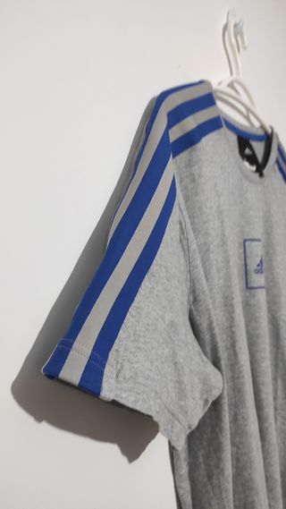 Camiseta Adidas tres bandas en los hombros
