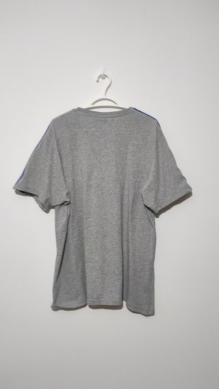 Camiseta Adidas tres bandas en los hombros