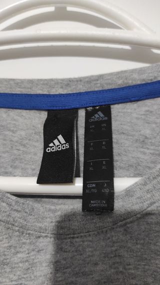 Camiseta Adidas tres bandas en los hombros