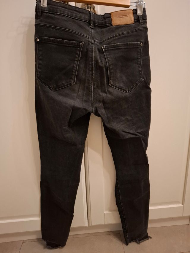 Pantalones vaqueros negros.