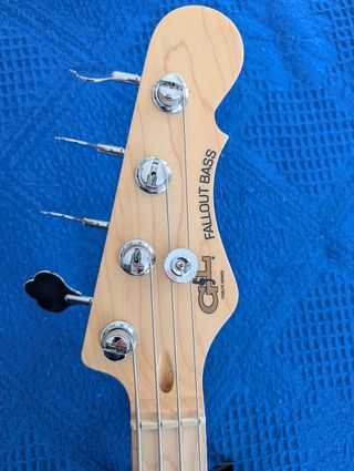 Bajo G&L Tribute Fallout escala corta