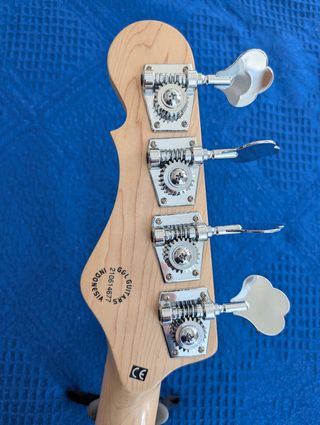 Bajo G&L Tribute Fallout escala corta