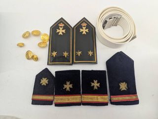 SET DE INSIGNIAS Y ACCESORIOS MILITARES 