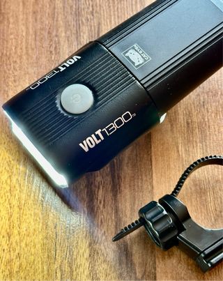 Luz frontal recargable USB Cateye Volt 1300