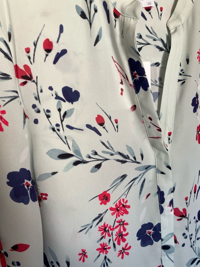 Blusa azul claro con estampado floral