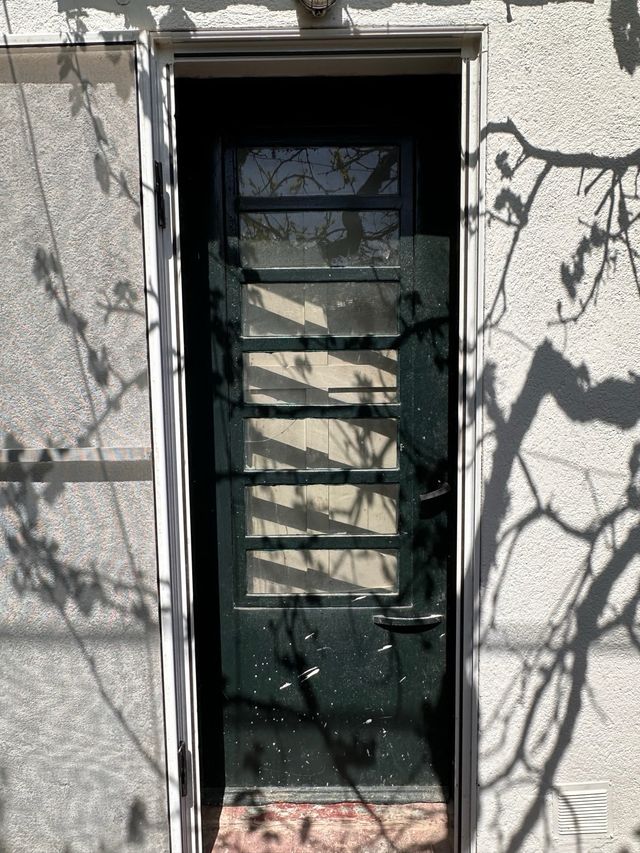 Puerta antigua exterior madera cristal  y metal