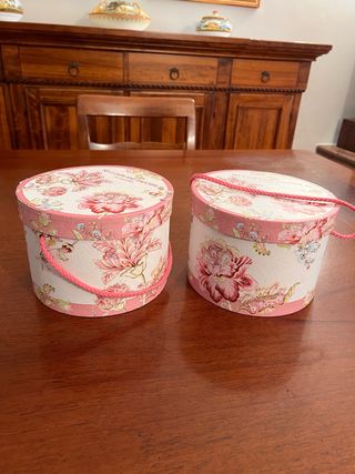 Scatole in cartone decorato