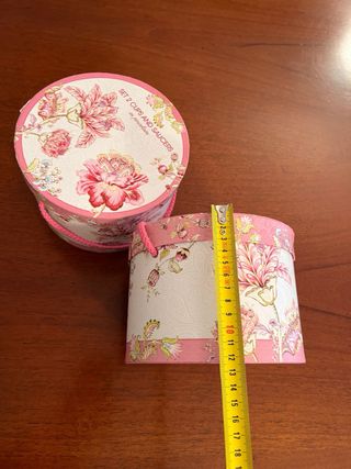 Scatole in cartone decorato