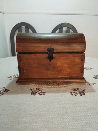 Antiguo costurero de roble