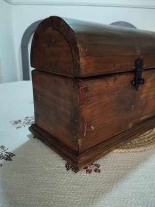 Antiguo costurero de roble