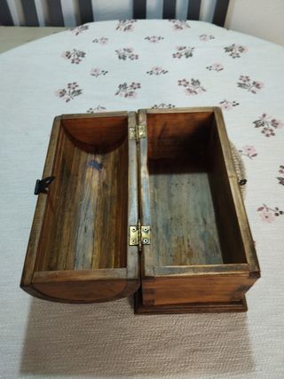 Antiguo costurero de roble