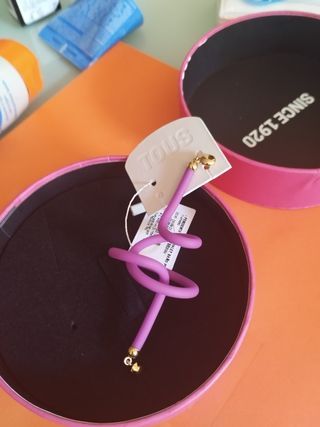 Pendiente Tous largo con etiqueta 