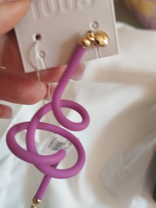 Pendiente Tous largo con etiqueta 