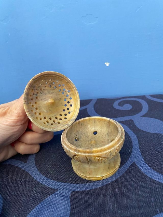 Porta profumi in marmo scolpito