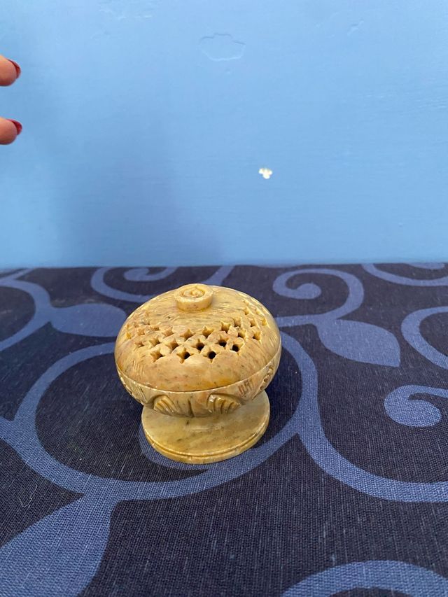 Porta profumi in marmo scolpito