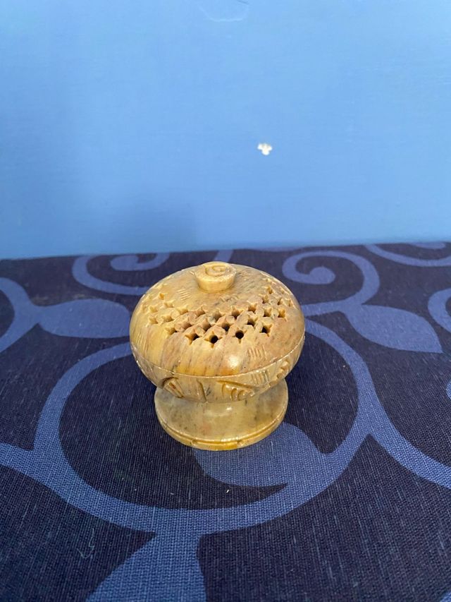 Porta profumi in marmo scolpito